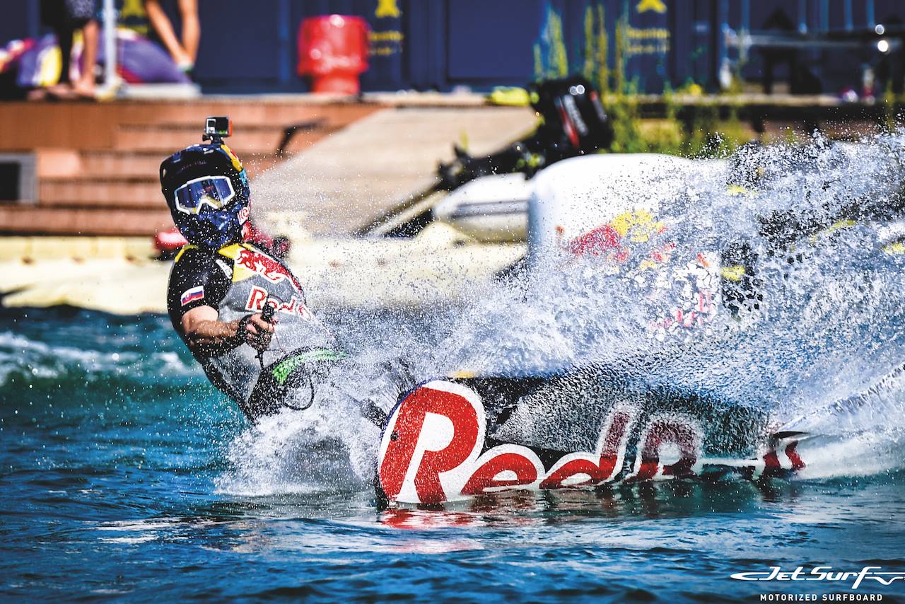 Почетный райдер ДжетСерф Мартин Шонка стал чемпионом в RED BULL AIRRACE в Абу-даби